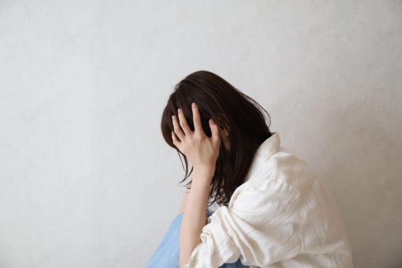 泣いている女性