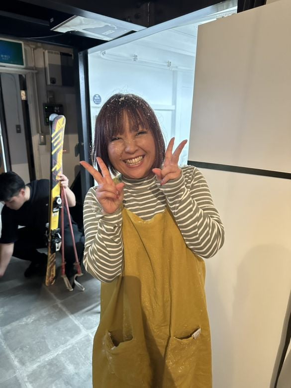 ピースをする中武佳奈子さん