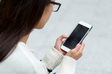 スマホを見る女性