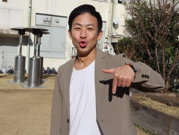  「よしもと手話ブ！」のポーズで写真を撮るきくちさん