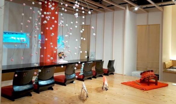  現役の芸妓が常駐するカフェ