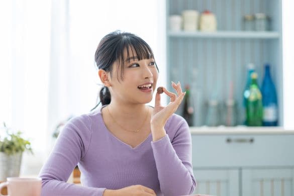 チョコレートを食べる女性