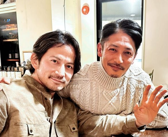 もはや「そっくりな兄弟」。40代俳優ツーショットにみる絆とは。“武士によるバトルロワイヤル”描く作品でも共演