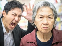 レジの列を割り込んできた高齢女性…→声をかけようとしたら後ろにいた“ある人物”がまさかの対応