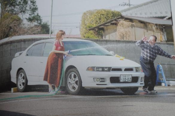  ホースの水をおじさんにかける沙織