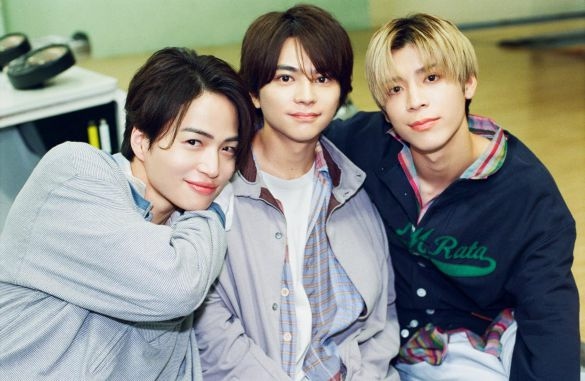  菊池風磨さん(左)佐藤勝利さん(中央)松島聡さん(右)画像：ユニバーサル ミュージック合同会社 プレスリリースより