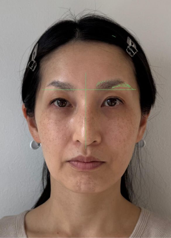  毛のないところに眉を描いて角度を緩める。