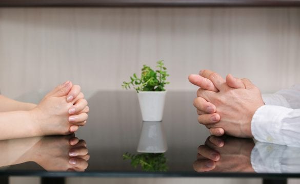 別れ話をするカップル