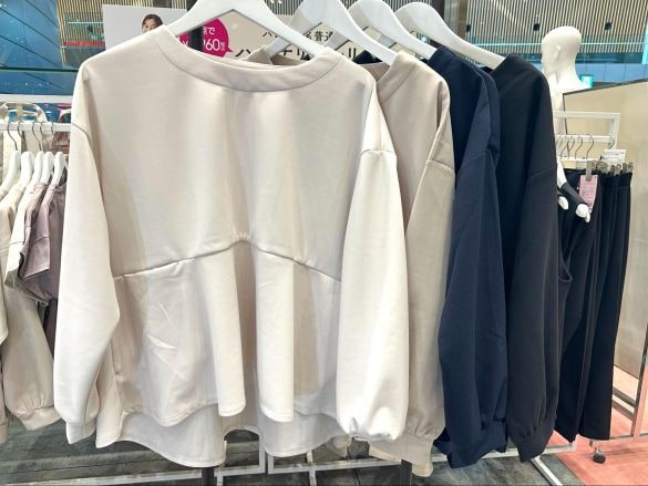  ペプラムプルオーバー（各1280円税込）