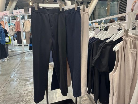  カラバリはブラック、ネイビー、グレージュの3色で、MとLとLLの3サイズ展開です。