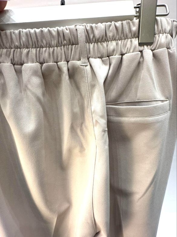  左右のポケット＋お尻にもポケットが付いています。