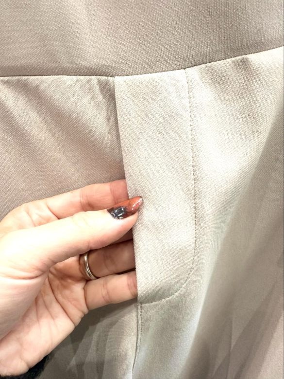  ファスナーが付いている風のフロントデザインになっていて、きちんと感あり。