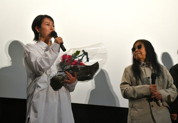  菜葉菜さんの挨拶を頼もしそうに見つめる浜野監督