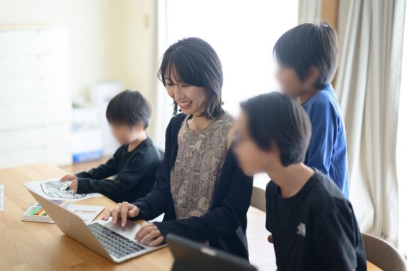 「AIってなんで電気を使うの？」子どもの素朴な疑問にどう答える？AIを使い倒す3児ママの“納得の回答”