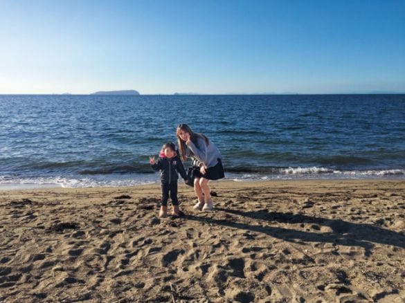  優里と結愛ちゃん（当時3歳）。地元・香川県の海にて　※小学館プレスリリースより