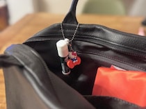 もう「リップどこに消えた？」と慌てない！ セリアの“50円ホルダー”でバッグの定位置に