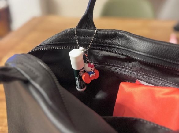 もう「リップどこに消えた?」と慌てない! セリアの“50円ホルダー”でバッグの定位置に
