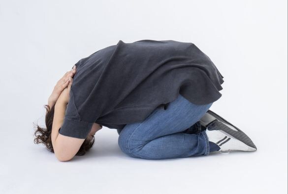  揺れが収まるまでは「ダンゴムシのポーズ」をとるとよい。頭、延髄（首の後ろ）、内臓を守る生存確率を上げてくれるポーズ