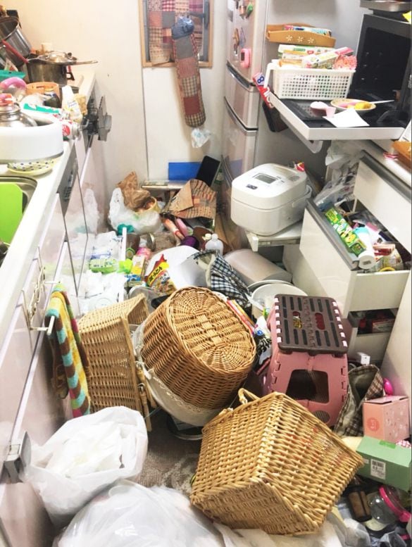  震度6で被災した家のキッチン。割れ物や包丁など凶器が多いキッチンは、被災時には最も危険な場所