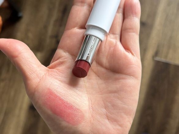 透け感のある赤色のリップ