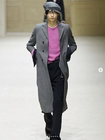 「超有名モデルの母」を持つ195cm長身・20歳モデルの“規格外の活躍ぶり”とは。「目力が異次元」の声も