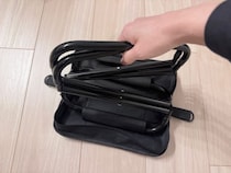 椅子と思えない軽さ！ 3COINS「折りたたみチェア」が公園やレジャーで大活躍。たたむと肩にもかけられる