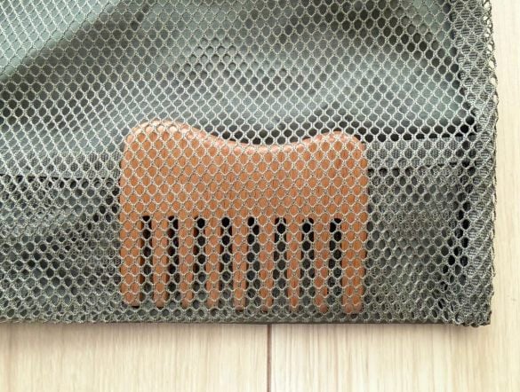 メッシュポーチに入れることができるヘアコーム