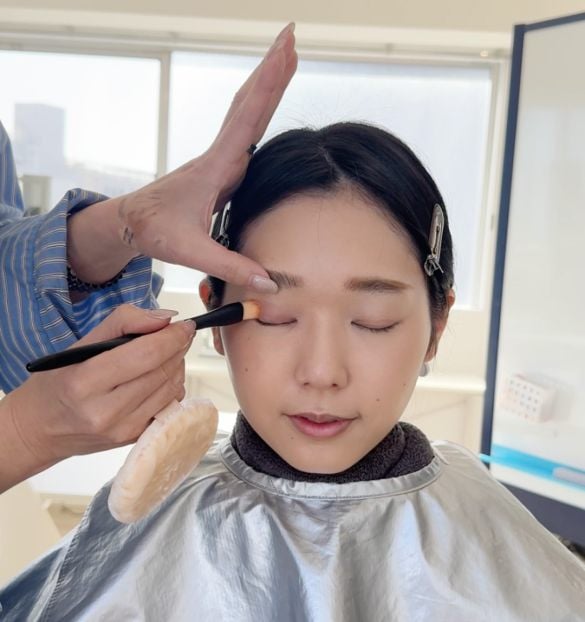 目を開けて見える範囲を確認して塗る