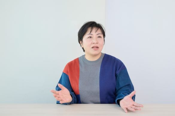  レスキューナースの辻直美さん。防災リュックから食料を取り出して使い、補充する「ローリングストック」を実践