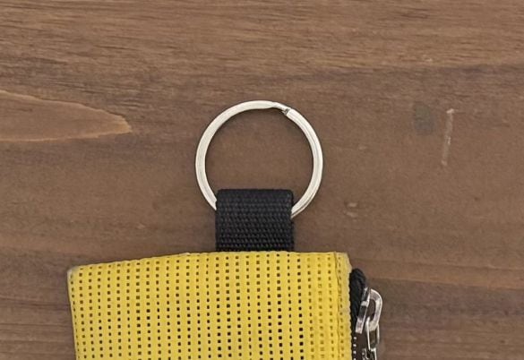  つけるのが少し大変な、ダブルリングのキーホルダー