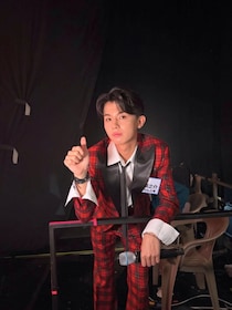 「父は昭和スーパースター」22歳歌手に受け継がれた“スター性”。父の衣装を着て音楽番組で歌唱も