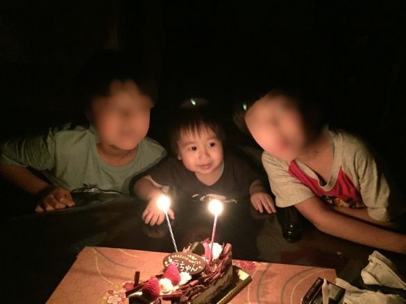  河原さんの子どもたち。中央が三男