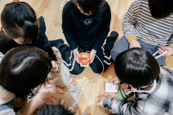 子どもたちがトイこころで遊ぶ様子