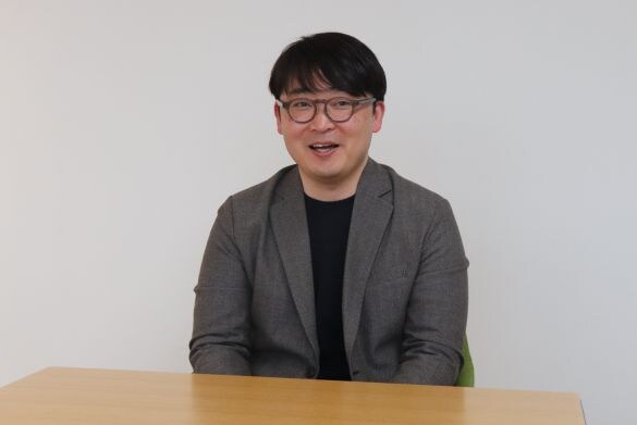  制作統括の尾崎裕和氏