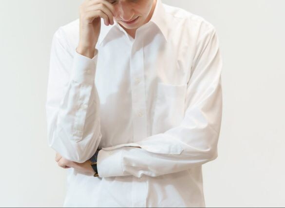 悩む男性