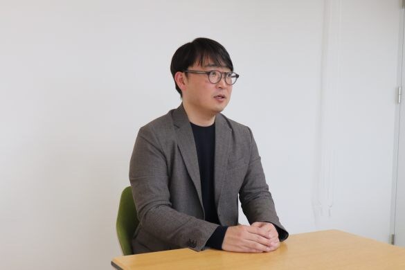  制作統括の尾崎裕和氏