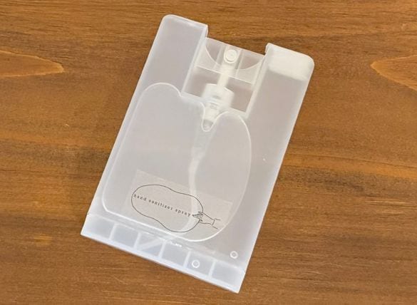 シンプルなデザインのカード型スプレーボトル