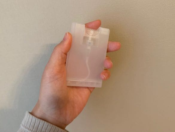 「アルコールスプレー、地味にかさばる問題」を解決！ セリアの薄～い“カード型ボトル”が最適解だった