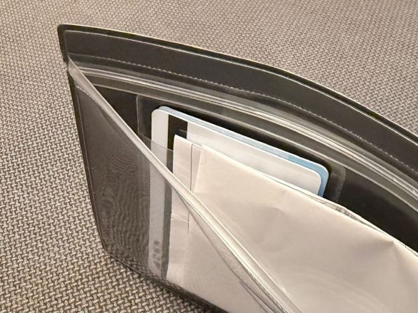 片面クリアケースにポケットシールを入れている様子