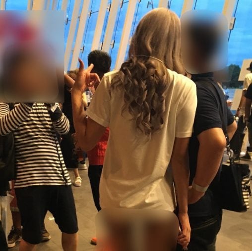  地下アイドル時代のチェキ撮影の様子。（佳奈さん提供写真）