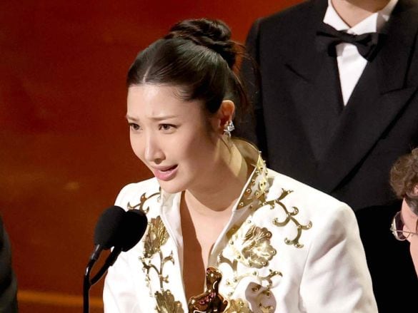  涙ながらにスピーチする韓国系アメリカ人の歌手イジェ