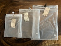 無印の399円～“水に強い巾着”が万能すぎ！ジップロックの弱点を克服した「絶妙な透け感と丈夫さ」に大満足｜無印良品週間に買いたいもの