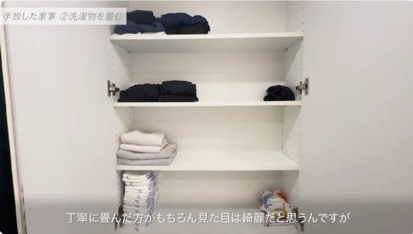  家族の服を置いた棚。「洗濯物をきれいに畳む」のも、やめた家事のひとつ