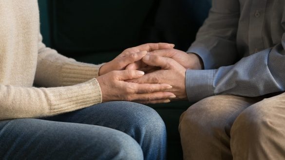 手つなぎ　カップル　夫婦