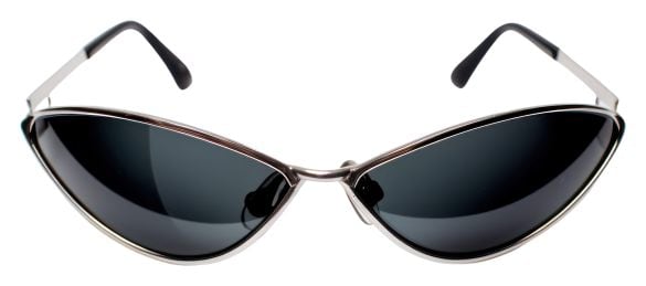  キャットアイ型フレームのサングラス