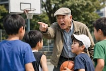 「ボールの音がうるさい」公園でおじさんに監視される小4息子の末路。外遊びを奪われた親子が直面した“まさかの展開”とは