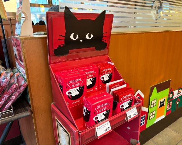  店内を見渡すと、黒ねこがデザインされた商品が目立つ