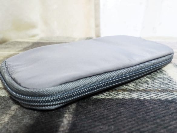 薄いがクッション性があるポーチ