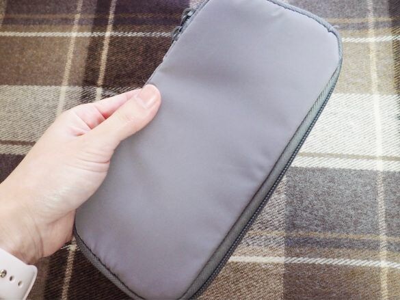  ファスナーは、両開き