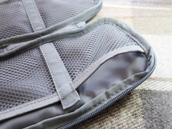 内側には、それぞれの面にポケットが2個ずつ。これだとポケットが4個あるだけのポーチなのだけれど、中央の仕切りになっている面ファスナーをはがすと……?